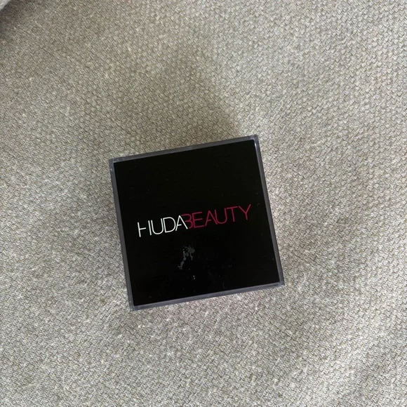Huda Beauty Loose Setting Powder “Cherry Blossom Cake” - Picture 2 of 3